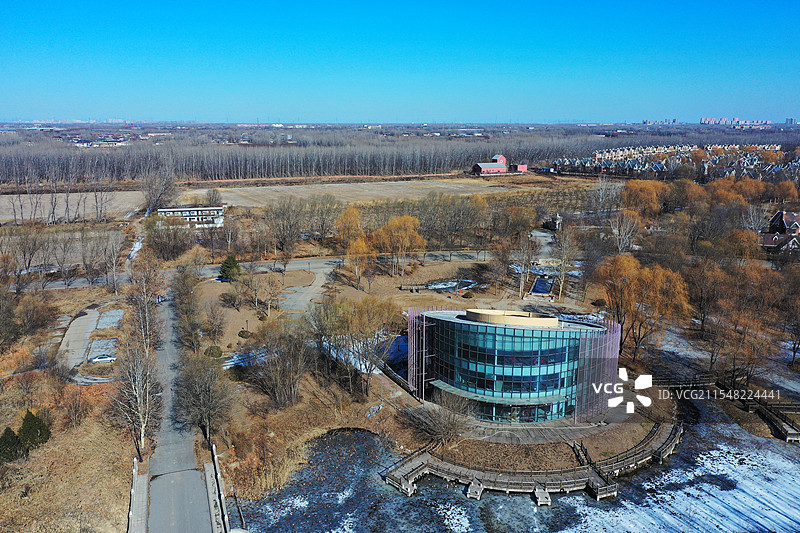 冬去春来万物生，八九雁来备春耕杨柳青青绿葱茏，烟波浩渺水乡朦古庄头图片素材