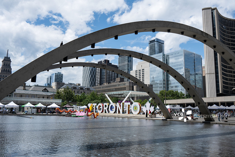 多伦多内森·菲利普斯广场水池图片素材