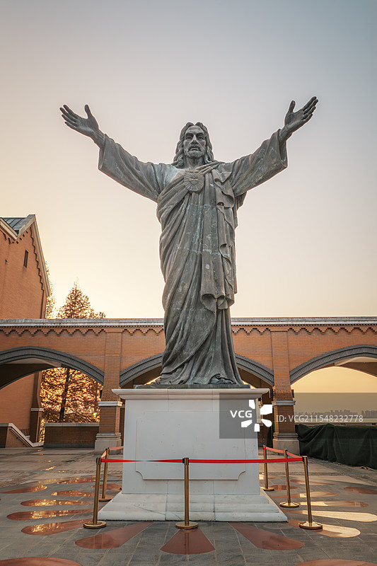 苏州独墅湖教堂-双臂展开的耶稣雕像图片素材