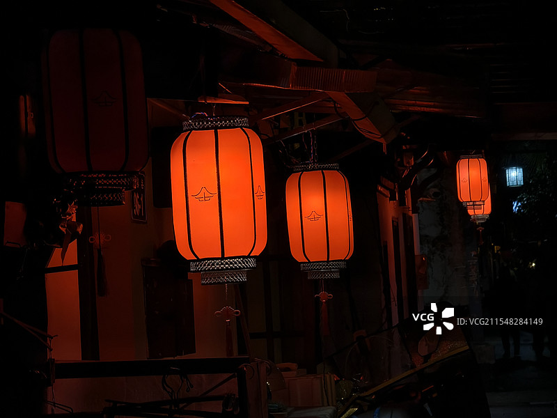 杭州五柳巷节日悬挂红灯笼的低角度视图图片素材