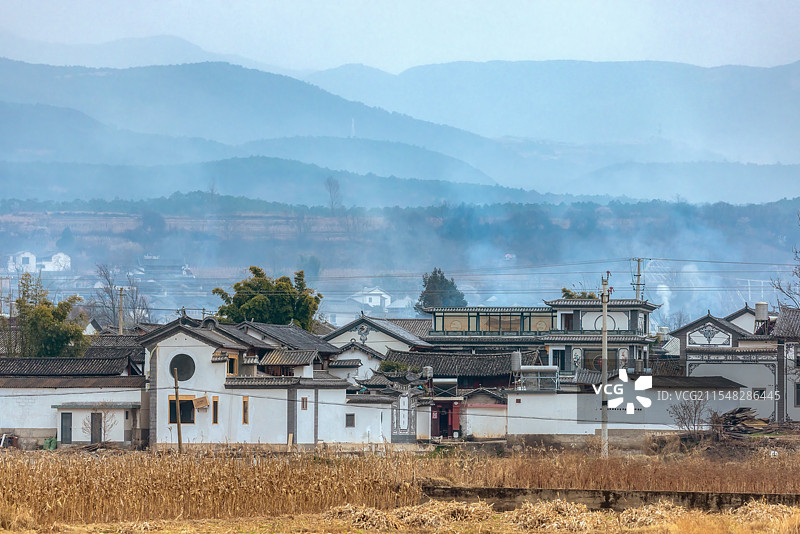 早上晨雾中沙溪古镇图片素材