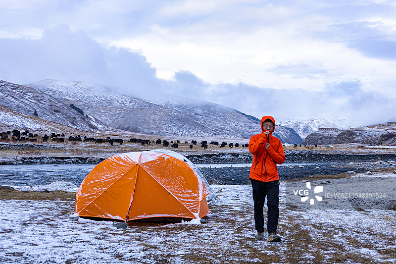 橙色帐篷与雪域风光图片素材