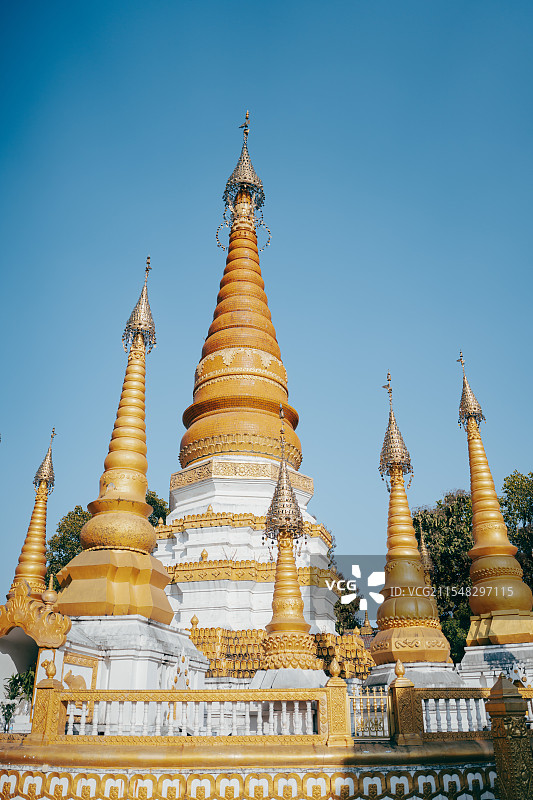 云南德宏 瑞丽 一寨两国 姐勒金塔图片素材