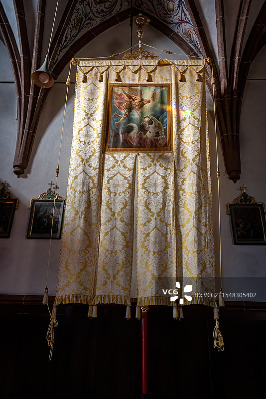 多诺米蒂教堂内部庄重而神圣，布幔上的宗教画作引人深思，金色花纹和流苏, 拱形天花板图片素材