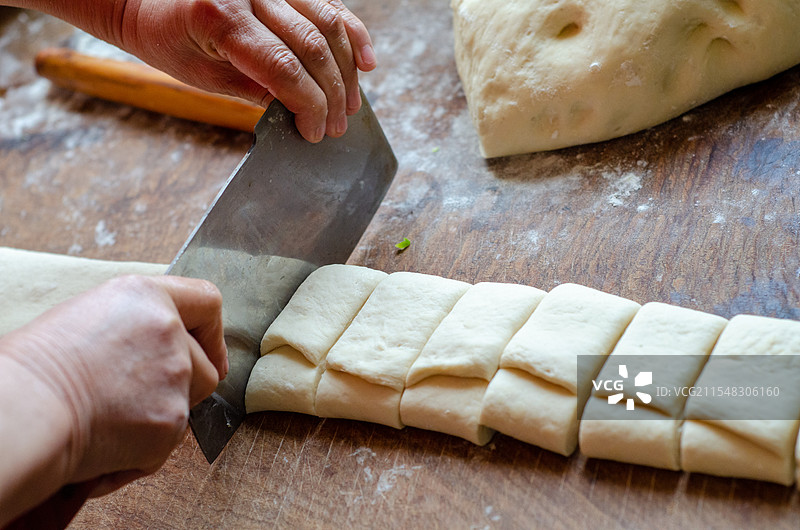 切开面团烙饼图片素材