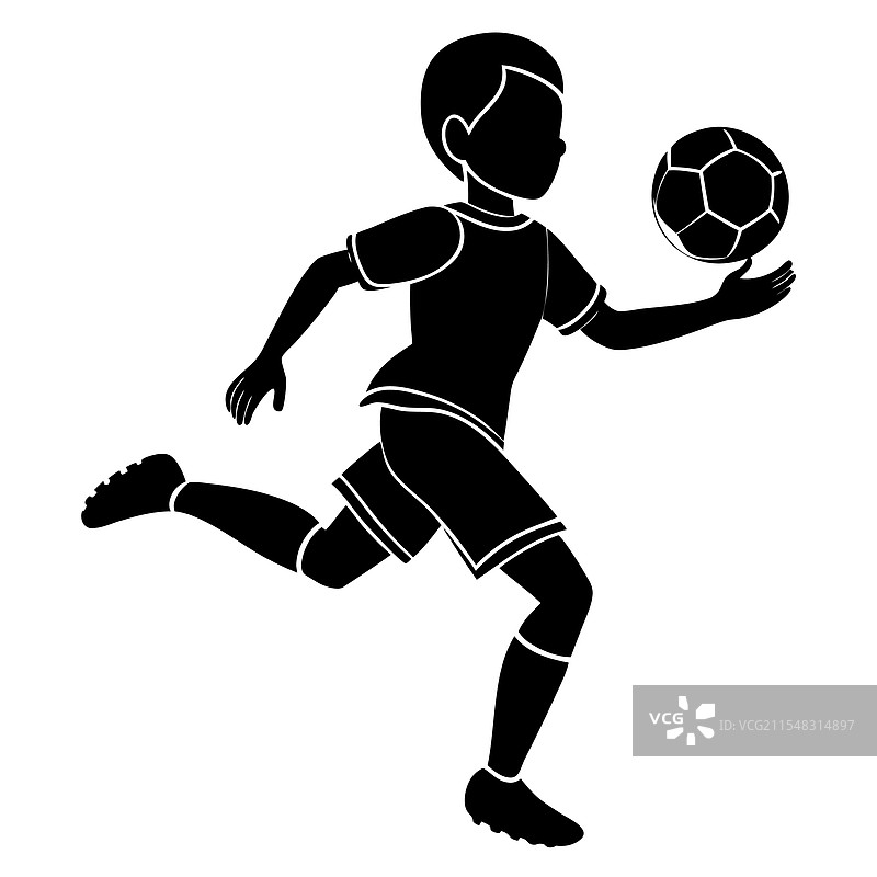 男孩们在草地上一起踢足球图片素材