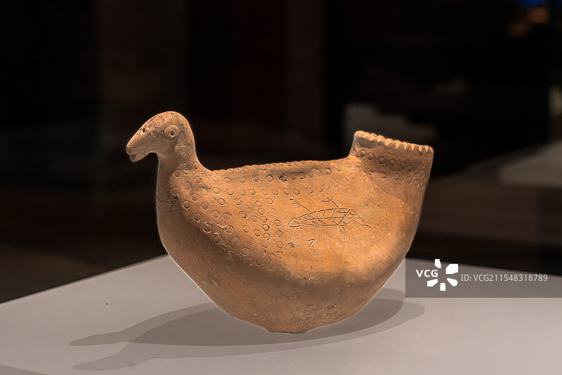 甘肃省博物馆齐家文化红陶刻画纹鸟形器：史前艺术瑰宝图片素材