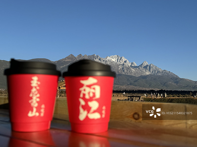 玉龙雪山脚下-咖啡和雪山图片素材