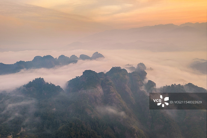 云雾中的福建永安桃源洞国家4A风景区图片素材