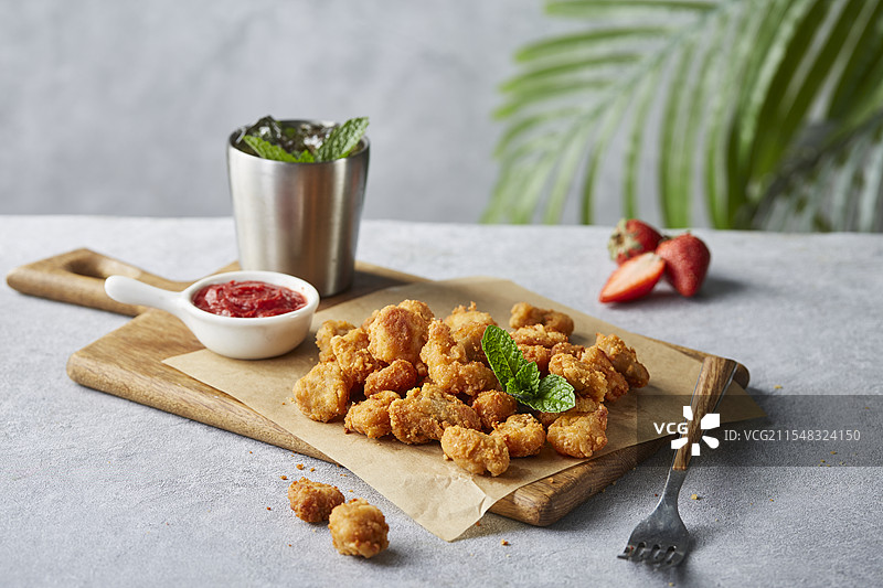 快餐鸡米花配番茄酱图片素材