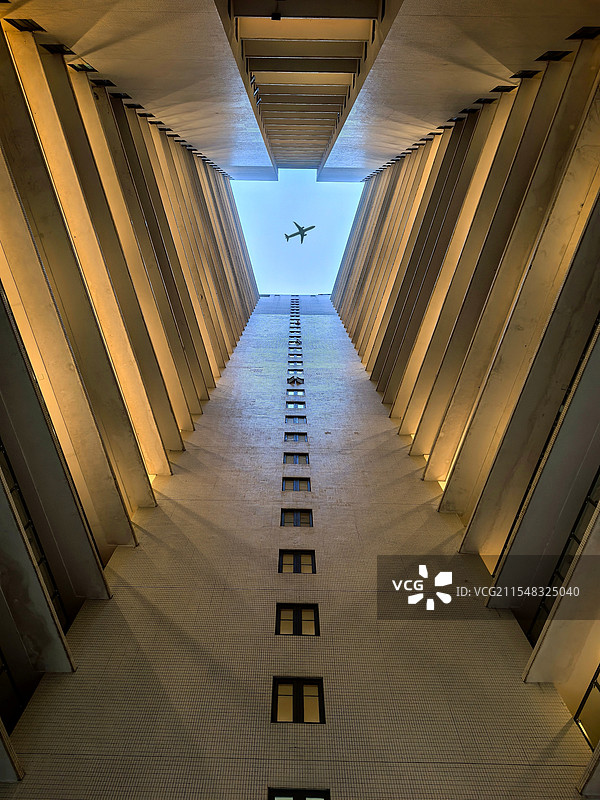 建筑物内仰拍图片素材