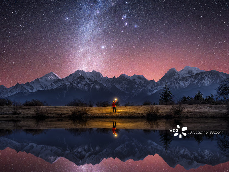 梅里雪山的星空图片素材