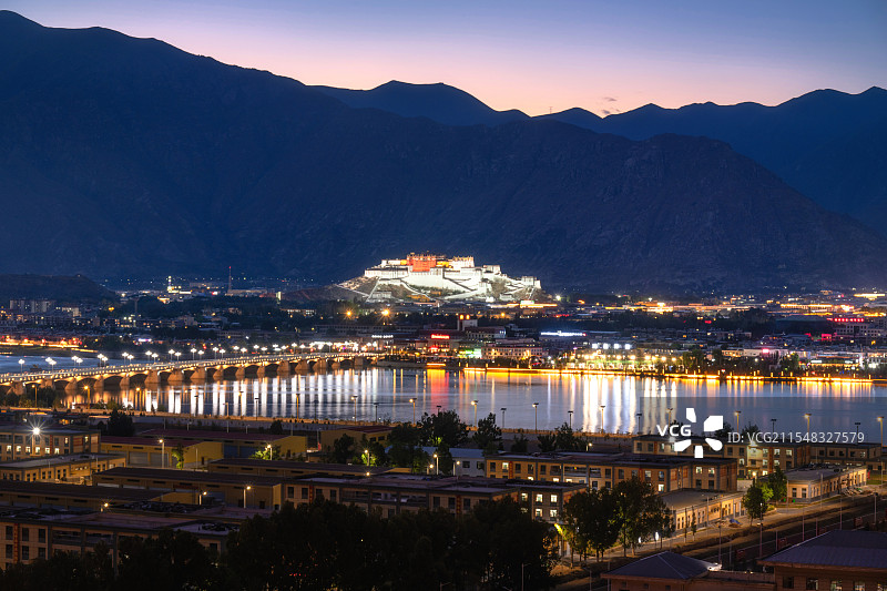夜幕下的布达拉宫图片素材