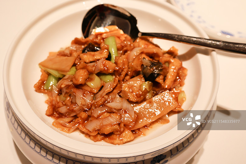 山西美食关公大刀面过油肉麻辣豆腐串凉粉和餐具图片素材