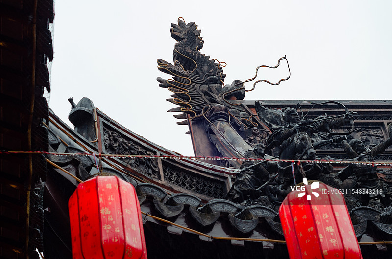 雨中的红灯笼和青瓦房图片素材