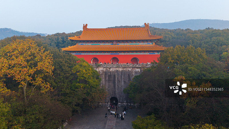 秋日清晨，晨雾笼罩的南京明孝陵景区，图为方城明楼（无人机航拍）图片素材