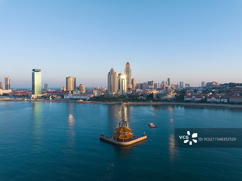 青岛栈桥城市天际线风光图片素材