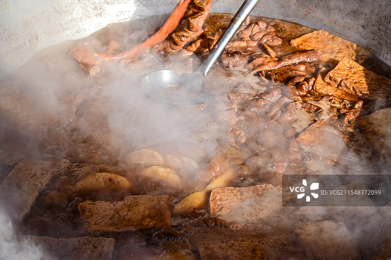 热气腾腾的北京特色风味小吃卤煮火烧图片素材