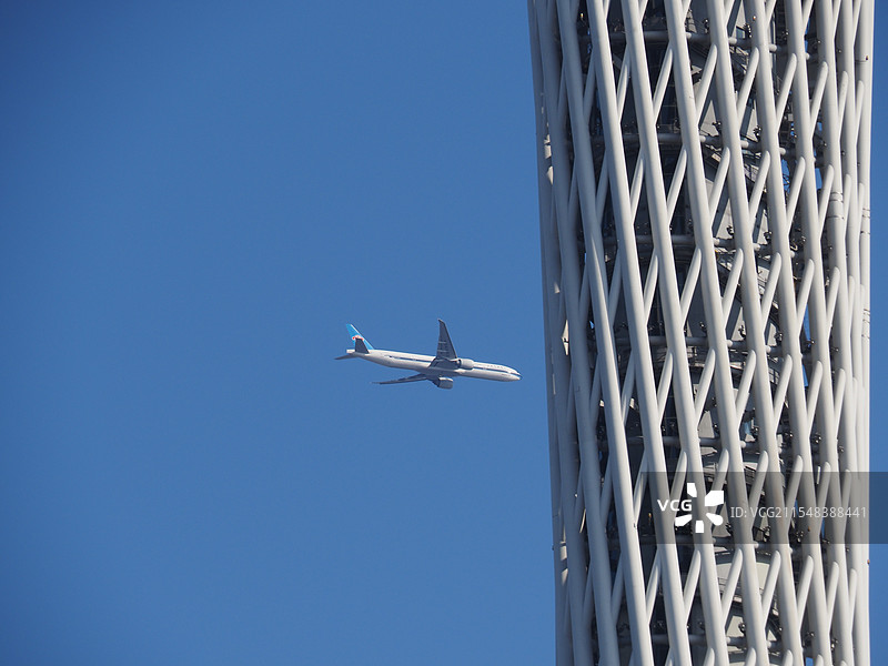 飞机与广州塔图片素材