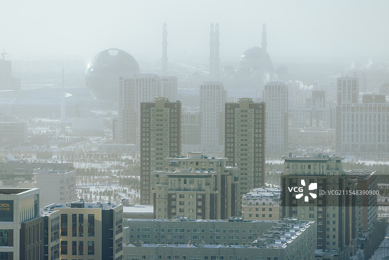 远眺阿斯塔纳世博中心和大清真寺图片素材