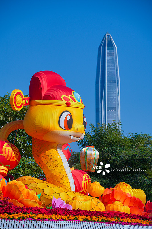 深圳公园蛇年花灯与平安大厦图片素材