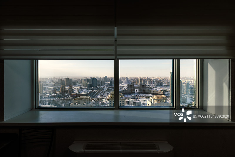 窗外的阿斯塔纳城市图片素材