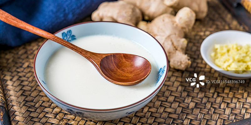 传统广东粤式甜品姜撞奶图片素材