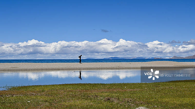 漫步在纳木错图片素材