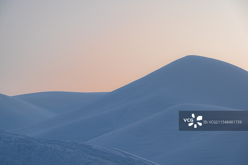 静谧雪丘图片素材