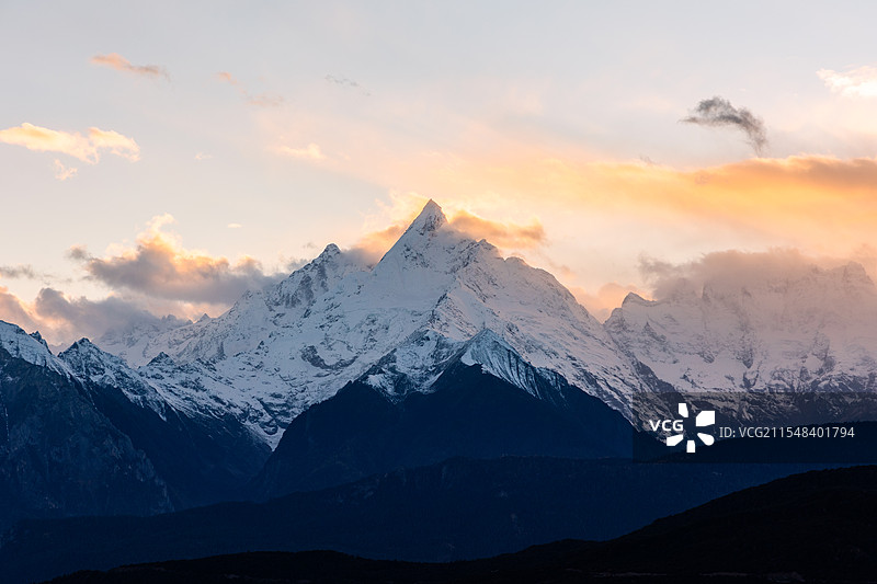 梅里雪山日出云海日照金山唯美风景图片素材