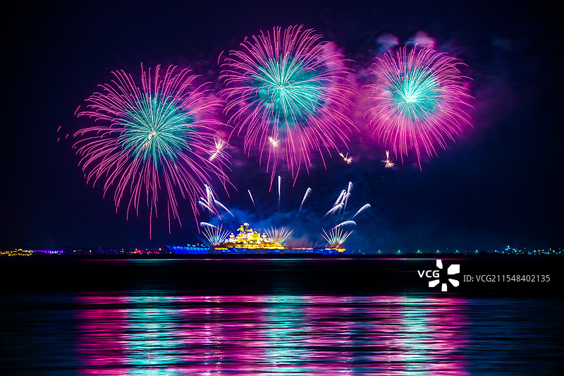 航母烟花之夜图片素材