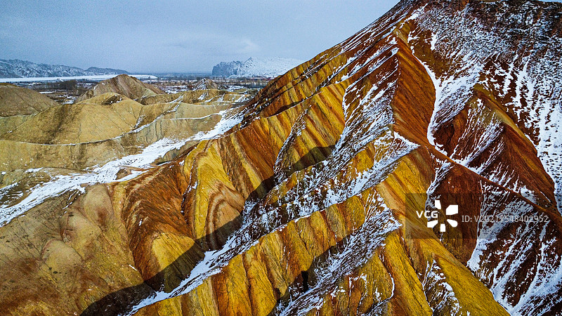 雪后的丹霞地貌图片素材