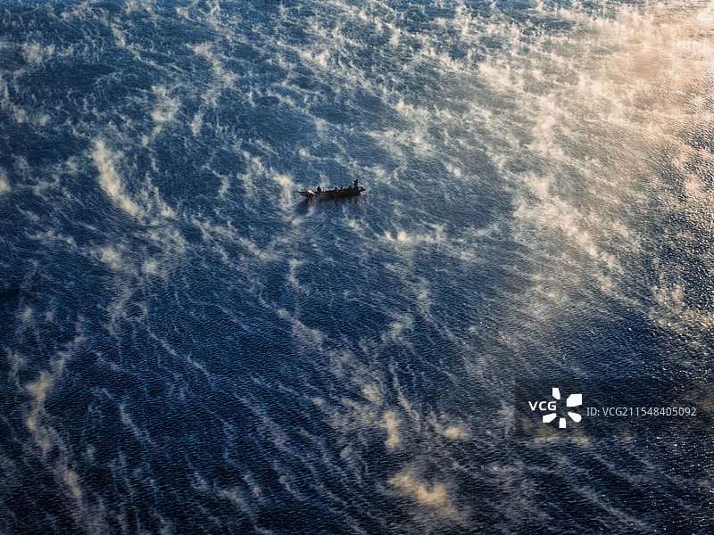 泸沽湖冬季日出晨雾猪槽船‌海鸥航拍图片素材