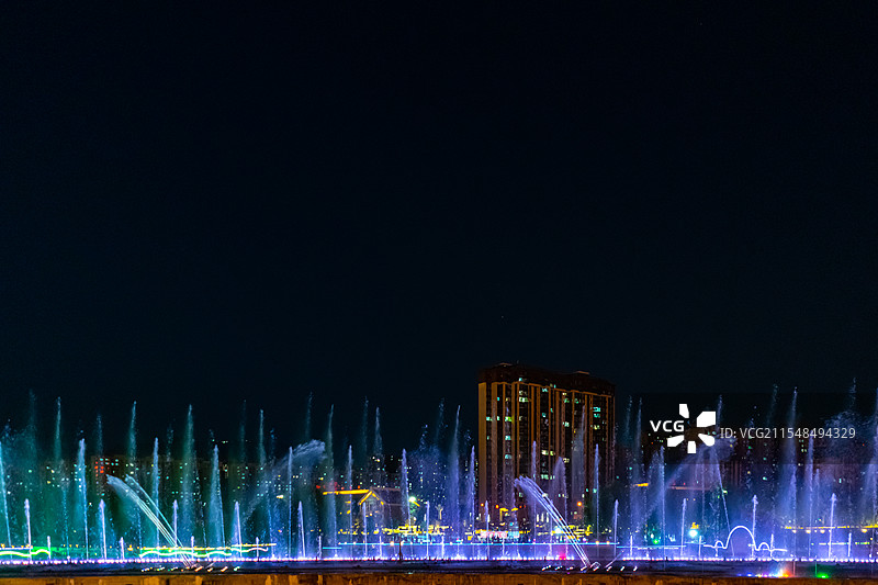 中国非都市风光拍摄主题，现代城市生活与休闲娱乐，广场上的喷泉和景观设计图片素材