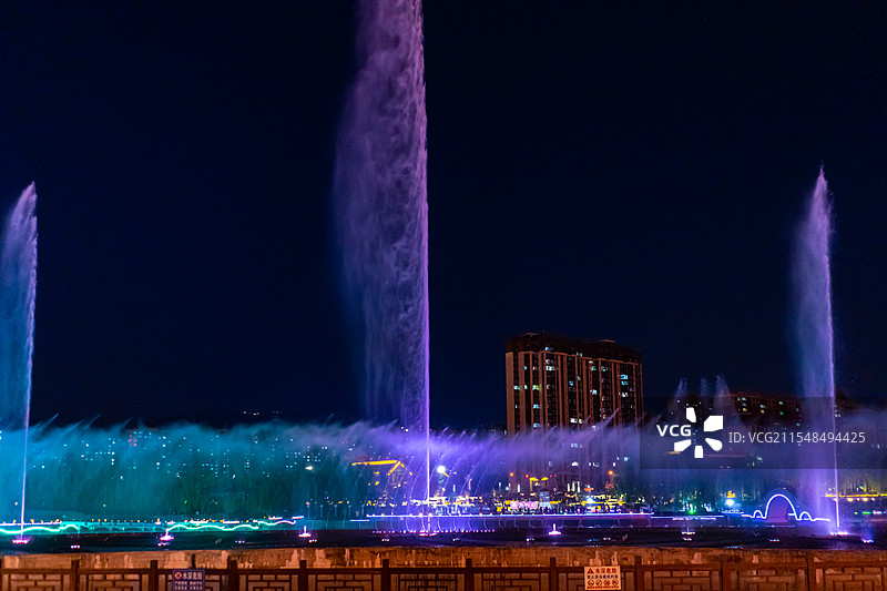 中国非都市风光拍摄主题，现代城市生活与休闲娱乐，广场上的喷泉和景观设计图片素材