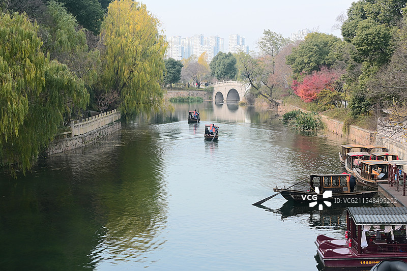 苏州虎丘江南水乡的摇撸船图片素材