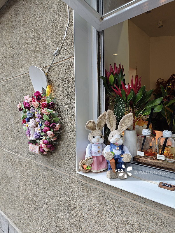 橱窗里的小兔子图片素材