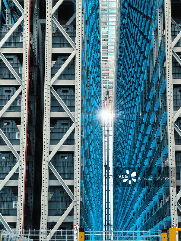 藏书阁的“太空电梯”，深圳图书馆北馆的地下藏书库，机械摇臂运输书籍图片素材