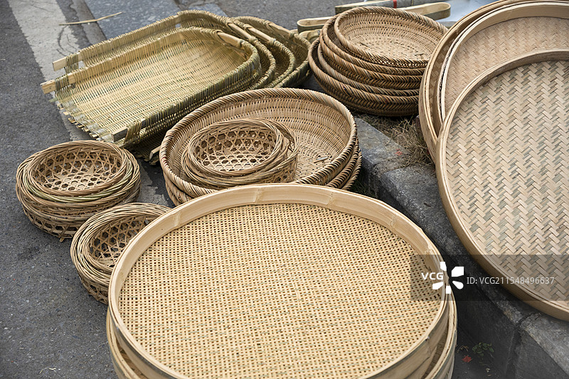 市场上堆放的多种竹编竹篮竹筐图片素材