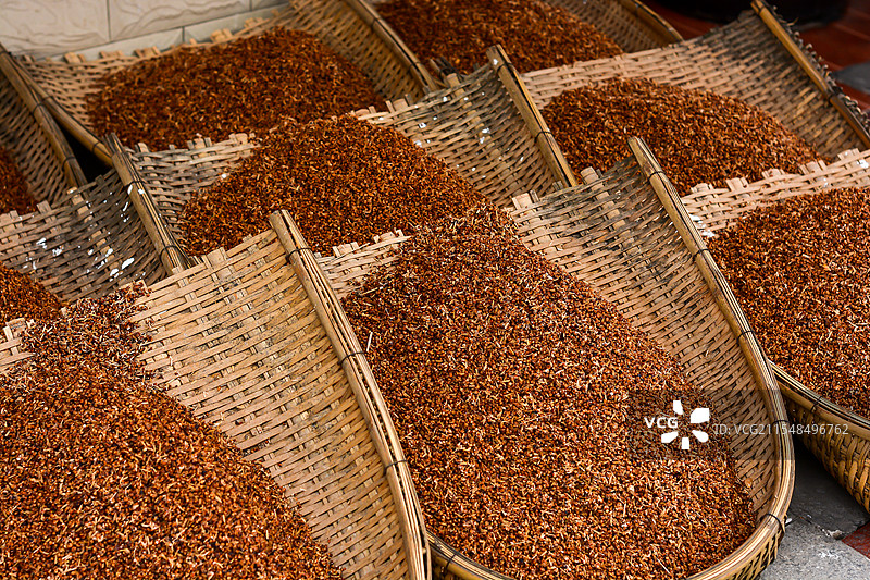 盛装在竹编撮箕里的金色酿酒原料图片素材