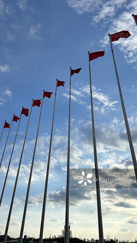 迎风飘扬的红旗仰视角度图片素材
