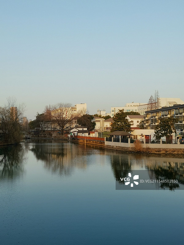 宁静的水岸。中国小城市治理。图片素材