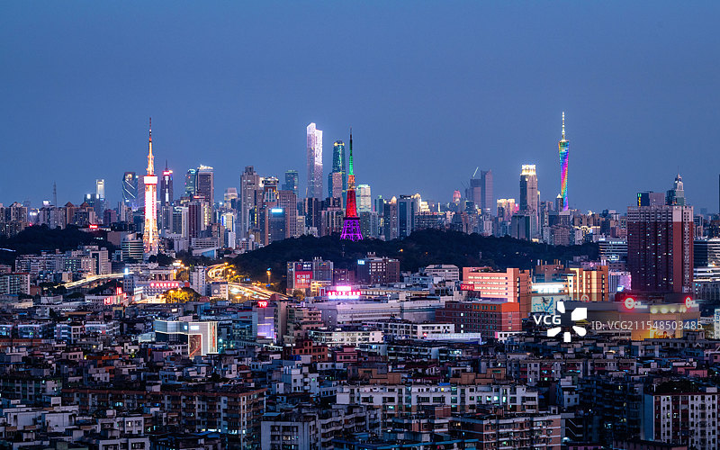 广州越秀山边五塔齐亮图片素材