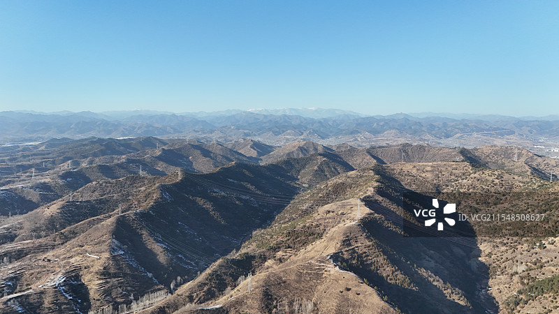 秦岭陕西段蓝天下白雪皑皑的群山俯瞰图图片素材