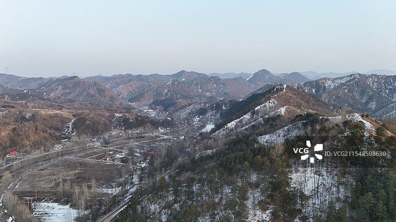 秦岭陕西段蓝天下白雪皑皑的群山俯瞰图图片素材