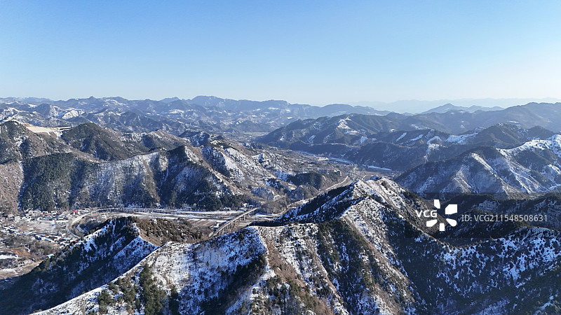 秦岭陕西段蓝天下白雪皑皑的群山俯瞰图图片素材