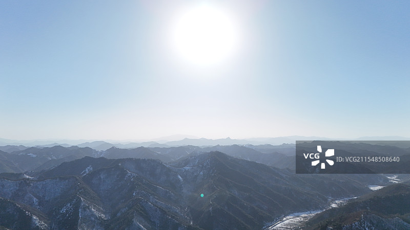 秦岭陕西段蓝天下白雪皑皑的群山俯瞰图图片素材