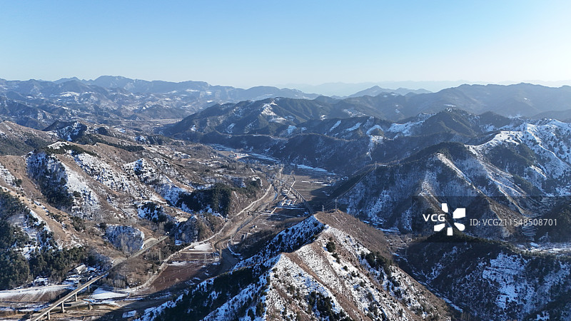 秦岭陕西段蓝天下白雪皑皑的群山俯瞰图图片素材