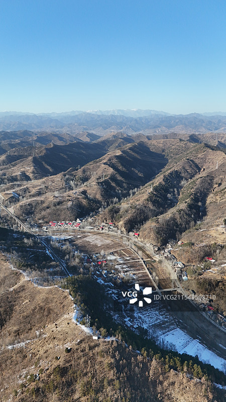 秦岭陕西段蓝天下白雪皑皑的群山俯瞰图图片素材