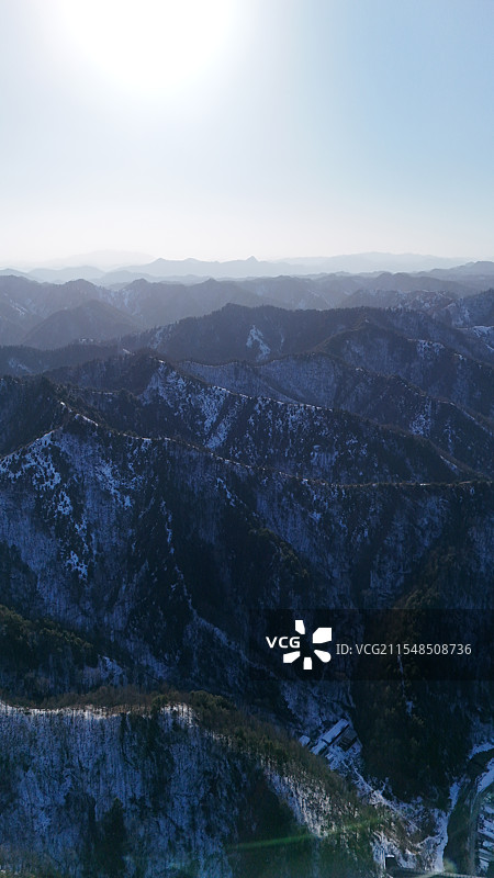 秦岭陕西段蓝天下白雪皑皑的群山俯瞰图图片素材